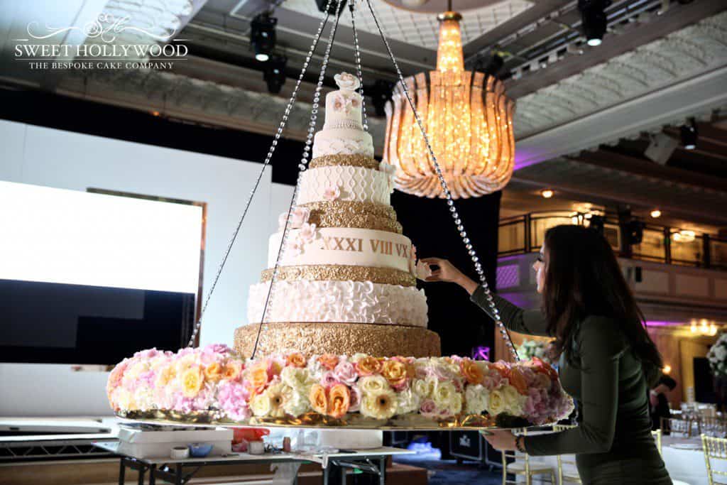 Hanging wedding cake & Luxury wedding cakes