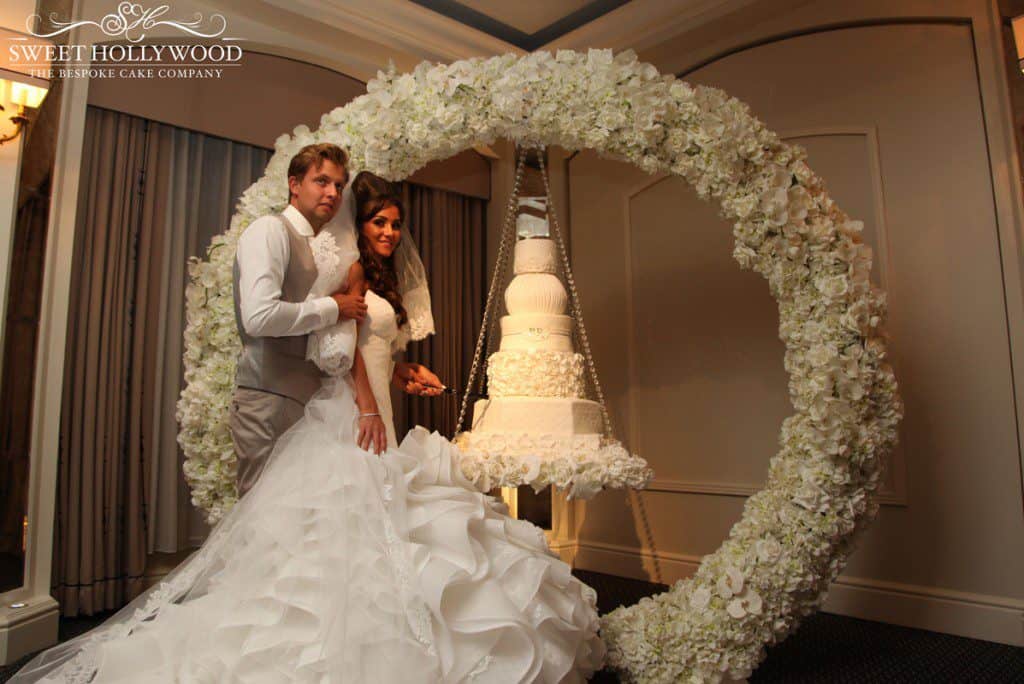 halo-hanging-wedding-cake-(1)
